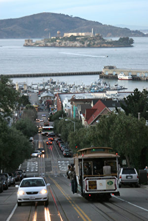 搭乘缆车是来旧金山旅游一定要体验的特色之一。(GABRIEL BOUYS/AFP)