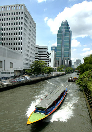 曼谷的‘空盛桑运河’，是当地重要景点，贯穿曼谷市中心。很多上班族和内行人以及在地人都很爱搭此船，因为速度很快不塞车，而且又便宜。( STEPHEN SHAVER / AFP)