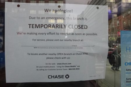 警方調查期間，銀行貼出暫停營業告示。