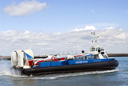 从英国南海前往著名度假胜地怀特岛的气垫船。(Education Images/UIG via Getty Images)