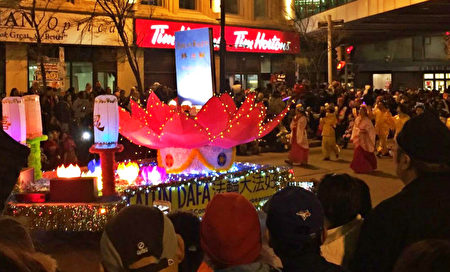 2016年11月13日加拿大溫尼伯聖誕遊行中的法輪功花車。（朱女士提供）