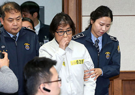 朴槿惠的閨密崔順實身穿囚衣出席初審庭訊。AFP/SOUTH KOREA OUT) 