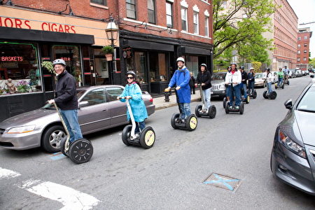 美国波士顿街头骑乘赛格威的民众。(VOA/UIG via Getty Images)