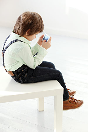  现在的儿童比他们的父母更喜欢弯腰驼背。(Yeko Photo Studio/Shutterstock)
