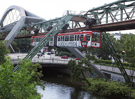 德国伍珀塔尔市的悬浮单轨列车。(Ulrich Baumgarten via Getty Images)