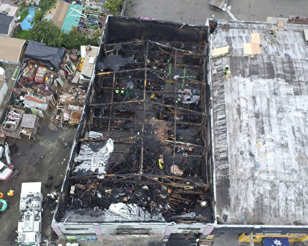 奧克蘭倉庫火災現場俯拍圖。（奧克蘭市府提供）
