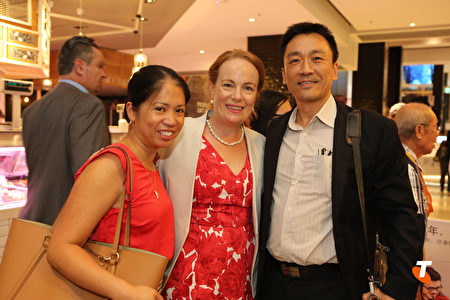 Telstra产品规划总经理 April Cooper（左）与Multiconnextions的策略与观察部主任 Kaiyu Li（右）等提前与华人拜年。（Telstra提供）