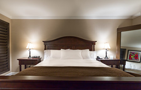Cupertino Hotel溫軟的大床讓旅人卸下行囊，疲憊的身軀得到舒展。（圖片由舊金山灣區酒店Cupertino Hotel提供）
