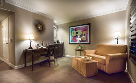 舊金山南灣酒店Cupertino Hotel房間裡寬廣的空間，足夠讓人伸展舒心。（圖片由舊金山南灣豪華酒店Cupertino Hotel提供）