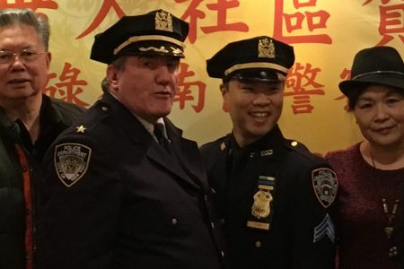 此次獲獎的譚凱浩(右二)是華人第二代移民,出生在法拉盛,大學畢業後，他決定要回饋社區，並開始做警察。