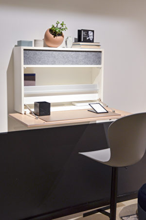 壁櫥式寫字檯，打開便是桌檯，闔上節約空間。（舊金山北歐風情BoConcept提供）