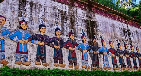 霧台國小操場圍牆上，魯凱族人跳舞的圖騰，是在地最好的教育情境。（曾晏均／大紀元）