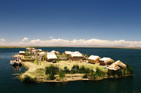 秘鲁和玻利维亚交界处美丽的高原湖泊——的的喀喀湖，印加人传说太阳曾把一双儿女送到此，当地居民直到今日仍保持着古老的印第安文化传统。（Fotolia）