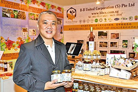 B-B聯合企業業務發展總監蕭際賢，帶來珍貴的銀蜂蜂蜜。（余鋼／大紀元）