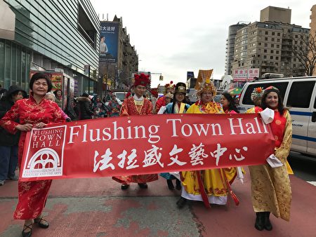法拉盛文艺中心大年初一在法拉盛市中心区舞龙游行，给华人拜年。(林丹/大纪元)