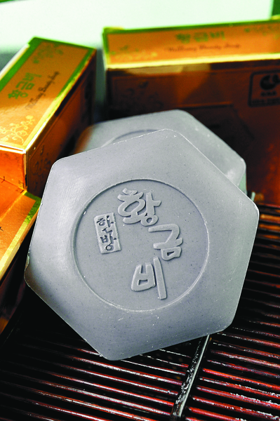 韩国“蓝天麦子”会社代表白南哲研发的黄金皂。（大纪元）