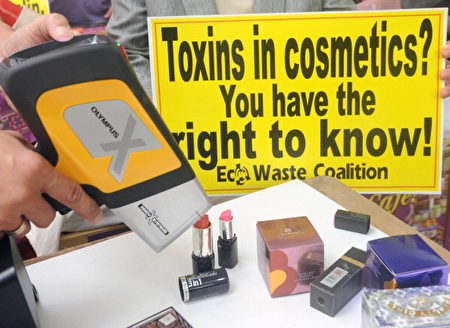 2012年3月在马尼拉举行的世界消费者权利日的新闻发布会上，化学安全倡导者EcoWaste联盟的一名工程师，使用X射线荧光光谱仪检查化妆品的铅含量。该联盟要求 清除个人护理产品中的有害物质。 (JAY DIRECTO/AFP/Getty Images)