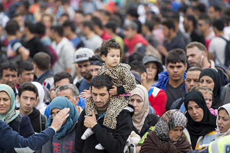 涌入欧洲的难民潮（AFP PHOTO/JOE KLAMAR）