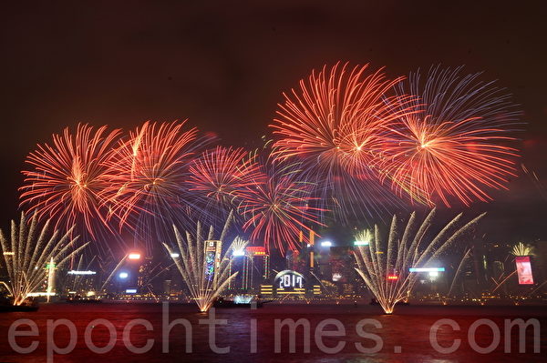 看烟火倒数迎新年　维港两岸挤爆人群 