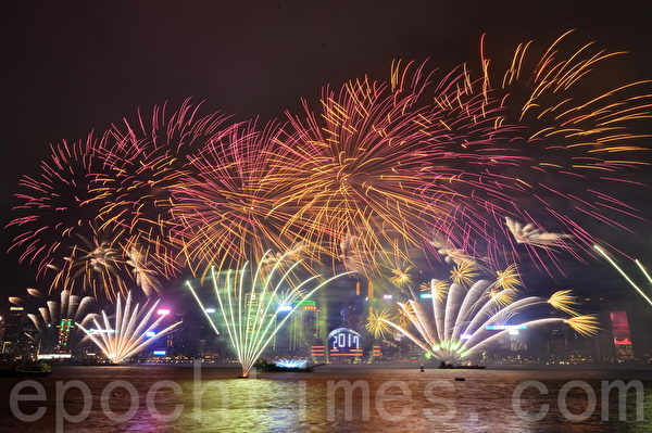 看煙火倒數迎新年　維港兩岸擠爆人群 