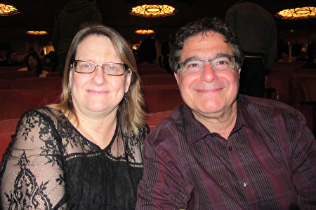 Cyndi Misko和先生Les Kleinberg观看了神韵纽约神韵艺术团1月7日晚在旧金山歌剧院的演出，称赞演出非常激动人心。（梁欣／大纪元）