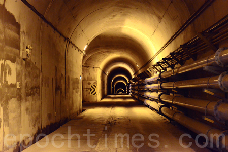 电厂隧道。拜访卓兰电厂的客人，在进入地下厂房前必须通过一段1.1公里的厂房通道，走在这段微光隐隐的地下通道，是访客难得的秘境体验。（龚安妮／大纪元）