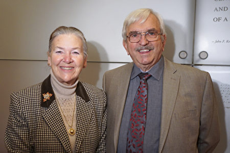 退休前在美國國務院美國運通商務旅行部門工作的Richard Veselich先生和太太Elke Veselich觀看了1月19日晚的神韻演出。（新唐人）