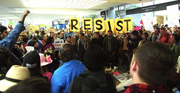 川普下旅行限制令 旧金山机场连两日抗议