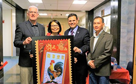 （左起）前摩顿高中校长Dana Brown、华夏文化协会执行主任洪梅、摩顿市长柯廷森手捧鸡年纪念邮票设计图样与市民林猷康合影。（贝拉/大纪元）