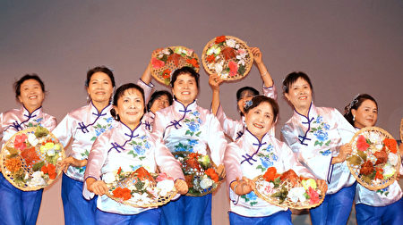 华夏歌舞团表演舞蹈“大地飞歌”。（贝拉/大纪元）