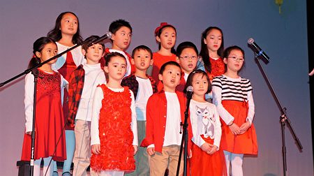 “华夏之春”迎春联欢会上，东方星儿童合唱团的童声合唱“采蘑菇的小姑娘”、“鳟鱼”。（贝拉/大纪元）