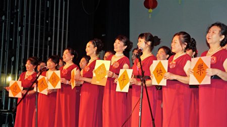 华夏文协歌舞团女声三重唱“吉祥中国年”。（贝拉/大纪元）