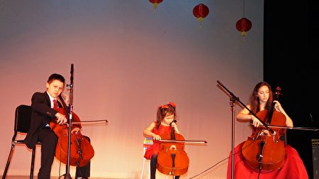 刘美、刘骁和刘丽丽三姊兄妹的大提琴三重奏。（贝拉/大纪元）