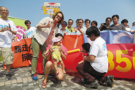 荷里活影星西格妮·韋弗（前排左二）參加「350香港」要求減碳遊行，支持可再生能源取代化學燃料。（350香港提供）
