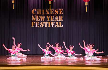  往年中国新年欢庆，舞台上的中国传统节目表演。（李莎/大纪元）