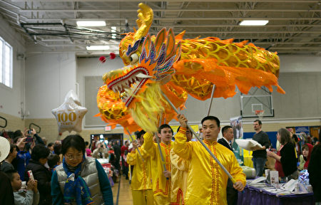  往年中国新年欢庆，舞台上的中国传统节目表演。（李莎/大纪元）