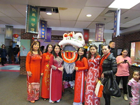 往年中国新年欢庆，吸引了不同族裔民众共度中国传统佳节。（李莎/大纪元）