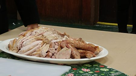 圖：白石鎮台灣同鄉會聖誕晚會，展示切好的火雞。（邱晨/大紀元）