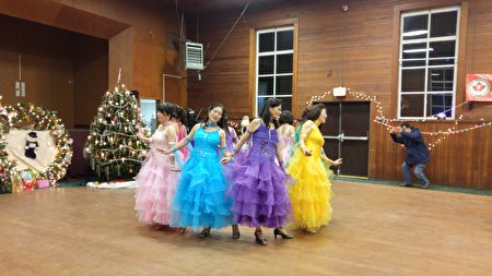 图：白石镇台湾同乡会圣诞晚会，Just Dance在表演。（邱晨/大纪元）