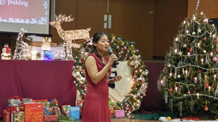 圖：白石鎮台灣同鄉會聖誕晚會的獨唱節目。（邱晨/大紀元）