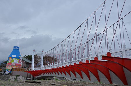 串联花莲市与吉安乡的吉安溪出海口景观桥于年前点灯，成为北花莲耀眼地标。吉安乡长黄馨表示，桥梁意象以先人登陆洄澜湾的接驳船作为设计，年后完工开放通行。(吉安乡公所提供)