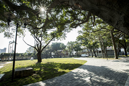 新竹市护城河亲水公园重新整顿启用后，改善市府周遭环境，让不少民众惊呼“市容变美了”，市府员工还开 玩笑说，后门变量变美，“也可以当作市府前门了”。（新竹市政府提供）