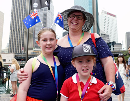 參與慶祝的民眾在澳洲國慶日綻放開心笑顏。（安平雅/大紀元）