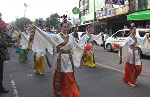 萬丹紅豆牛奶節舉辦踩街活動，天國樂團演出最受矚目，沿途吸引民眾圍觀、鼓掌拍照。