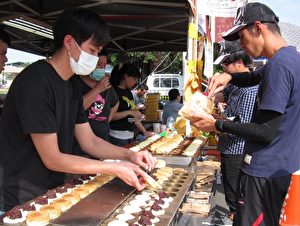 萬丹紅豆餅攤位排滿人潮，是萬丹鄉最夯的美食小吃。（簡惠敏／大紀元）