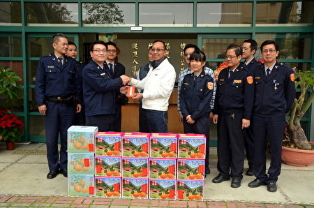 三星乡长黄锡墉亲赴三星分局，致赠6千元奖金及15箱柑橘。（三星乡公所 提供 ）