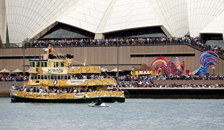 精心裝扮後的遊船在悉尼海港巡遊。（安平雅/大紀元）