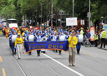 法輪功團體參加澳洲國慶日遊行。（王宇成／大紀元）