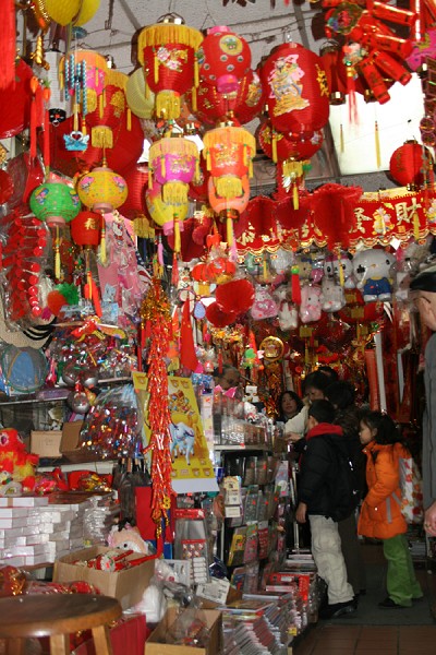 林小姐表示，一到过年的时候很多华人店都在卖年货，很喜庆。