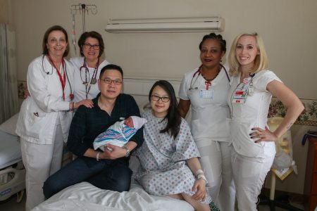 皇后醫院華裔新年寶寶Raiden（中）的父母和寶寶在一起。 (林丹/大紀元)